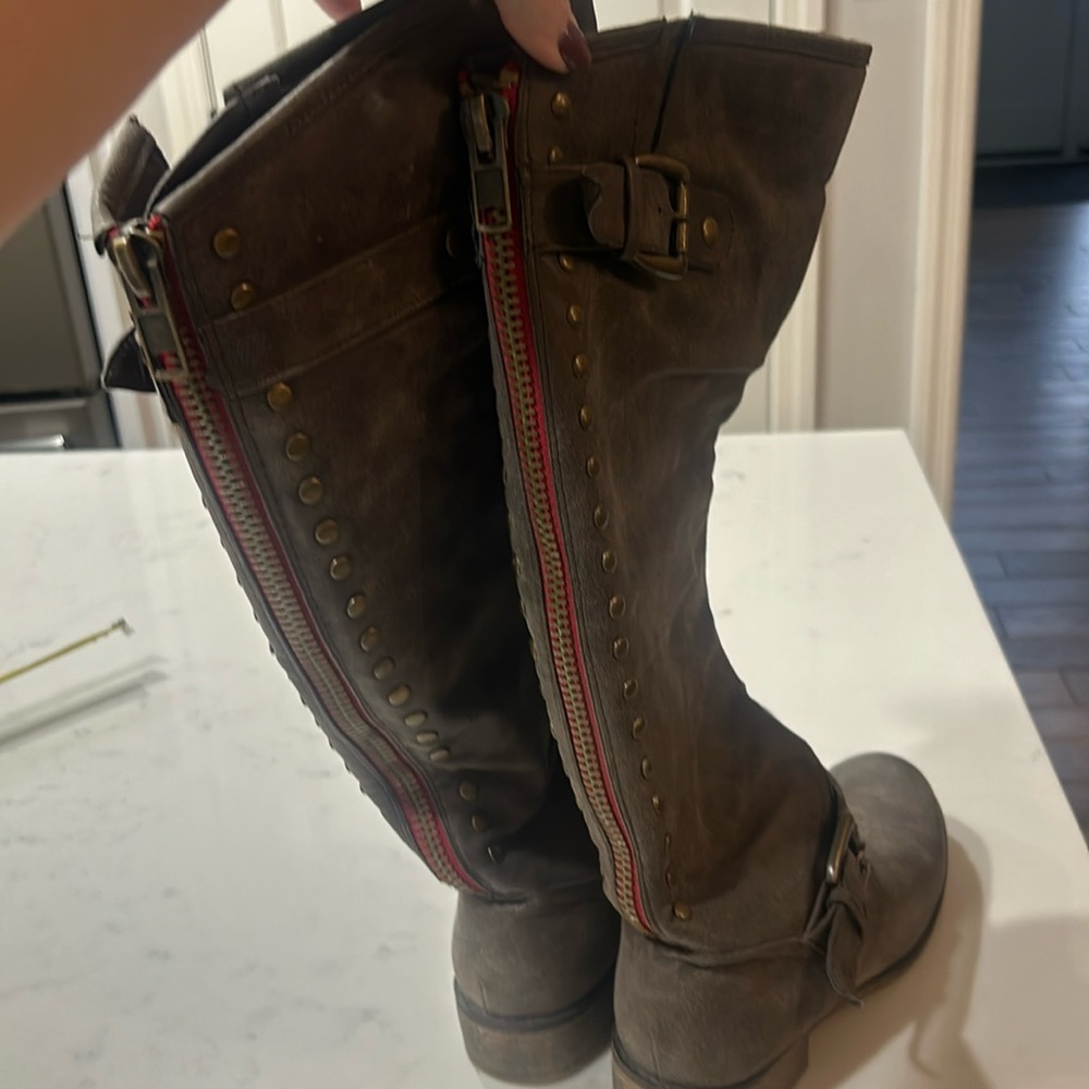 Women’s brown ‘CACTUSS’ boots with rivets up the back and two buckles.
